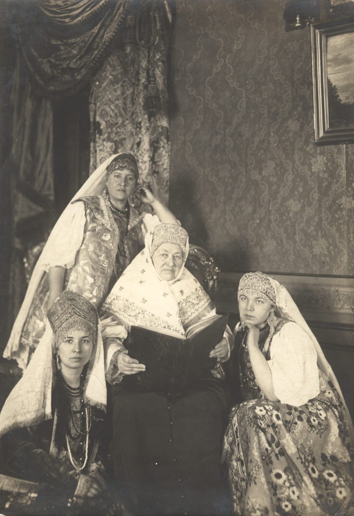 Анна Васильевна Мараева с внучками