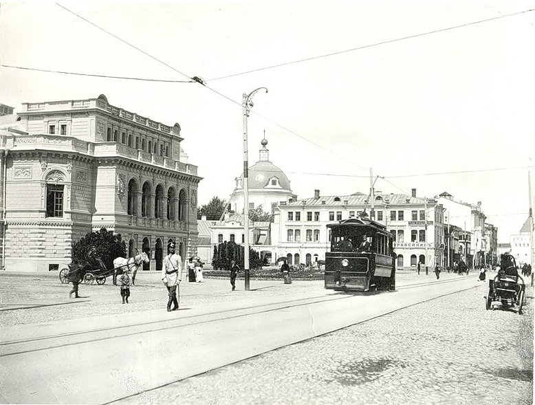 Слева направо: Театр, Николаевская Верхнепосадская церковь, дом купца В. А. Медведева.