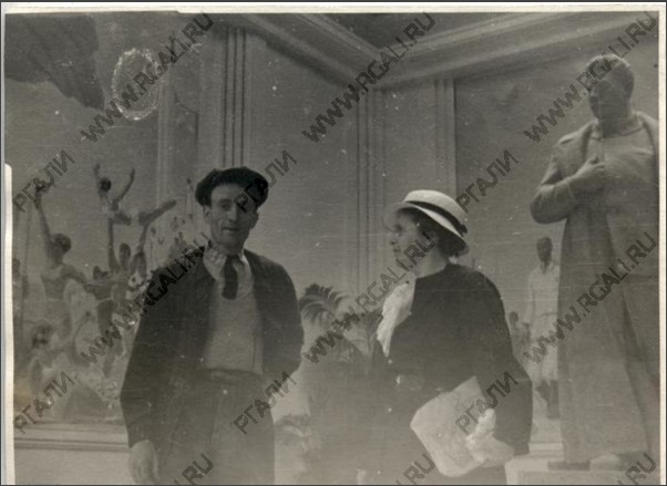 Мухина Вера Игнатьевна в советском павильоне на Всемирной выставке в Париже. 1937 г.