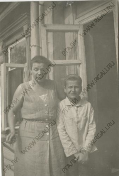 Вера Игнатьевна Мухина с сыном Всеволодом Замковым. 1928-1929 гг.
