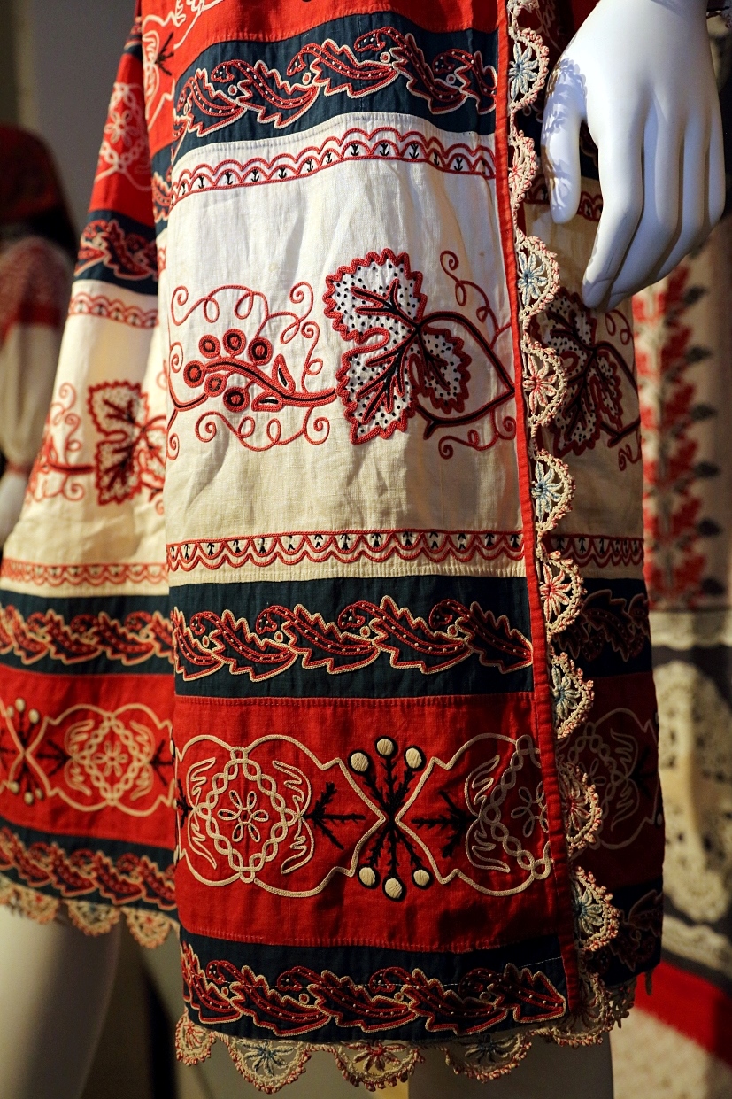 Платье Н. Ламановой и Е.Прибыльской с вышитыми в народном стиле декоративными полосами. 1920-е г.