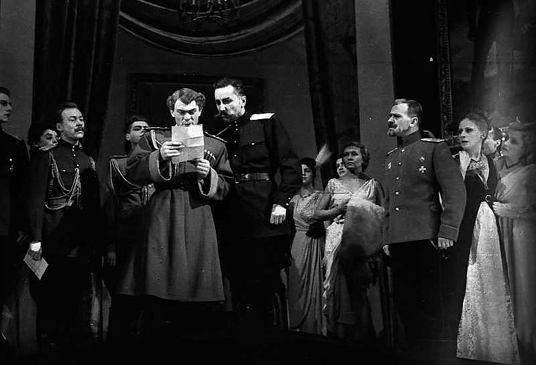 Сцена из спектакля «Олеко Дундич» 1942 г.