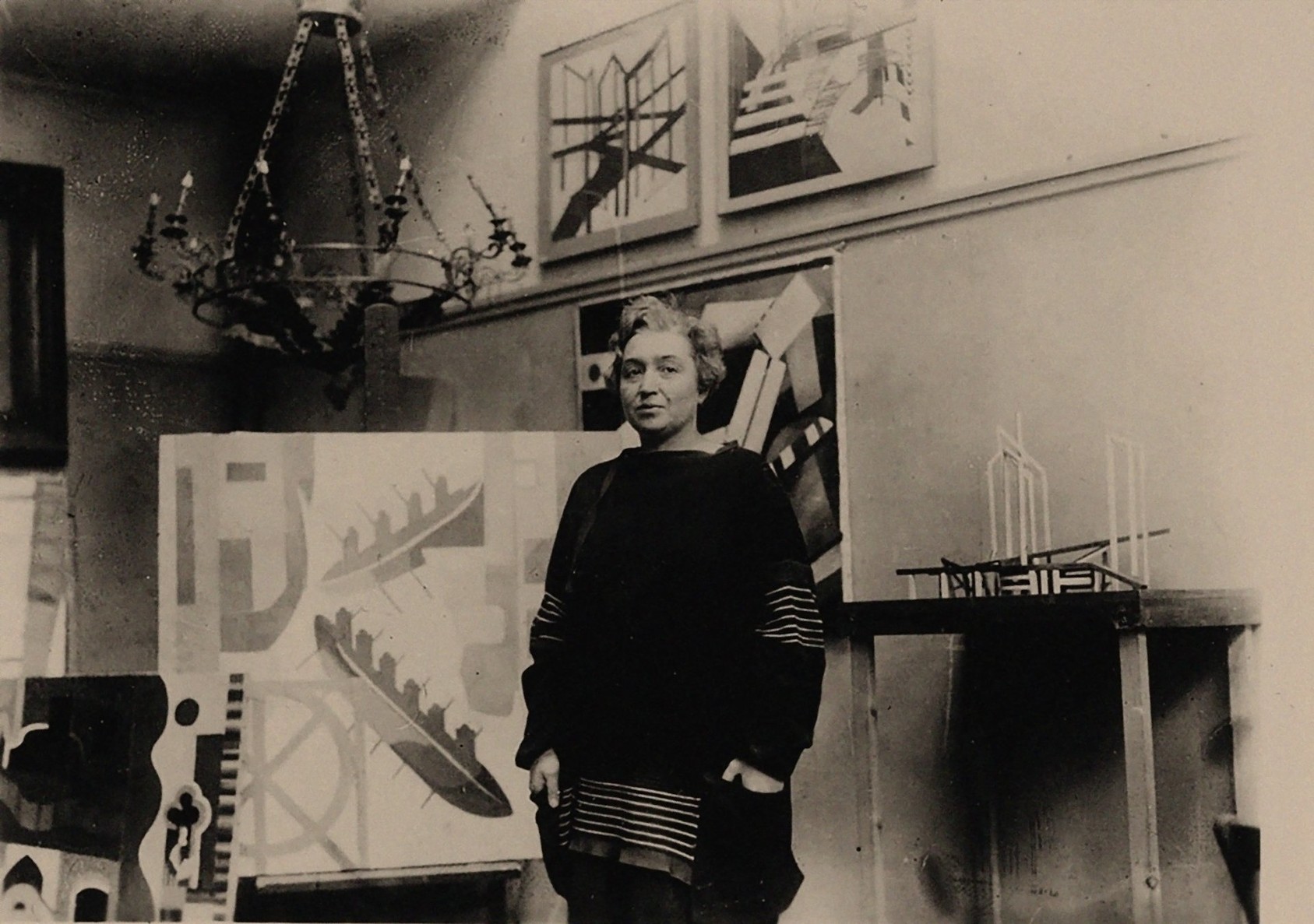 Александра Александровна Экстер в своей мастерской в Париже