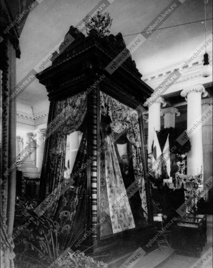Изделия ткацкой фабрики Н.Н. Коншина на Первой международной выставке исторических и современных костюмов в Таврическом дворце