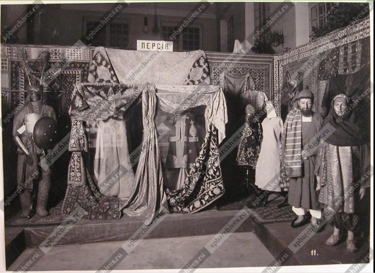 Манекены в национальной персидской одежде и персидские ковры на Первой международной выставке исторических и современных костюмов в Таврическом дворце