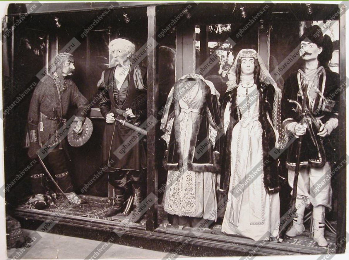 Манекены в одеждах кавказских народностей на Первой международной выставке исторических и современных костюмов в Таврическом дворце