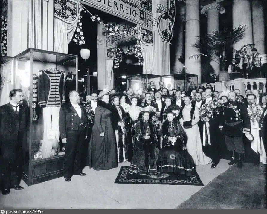 Великая княгиня Ксения Александровна (сидит слева) среди организаторов международной выставки костюмов