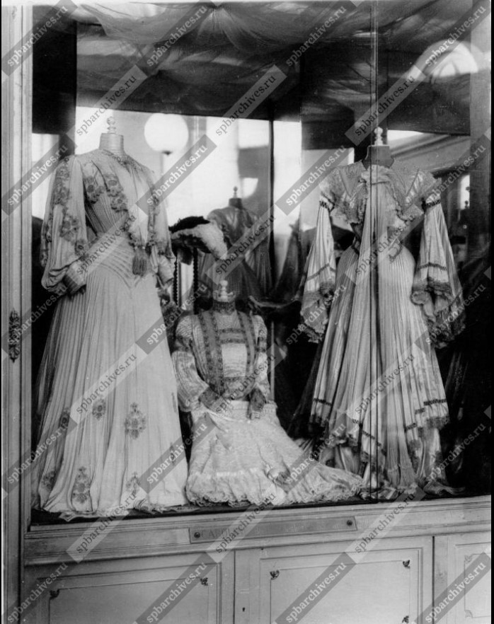 Витрина с образцами дамских платьев Парижских фасонов на Первой международной выставке исторических и современных костюмов в Таврическом дворце