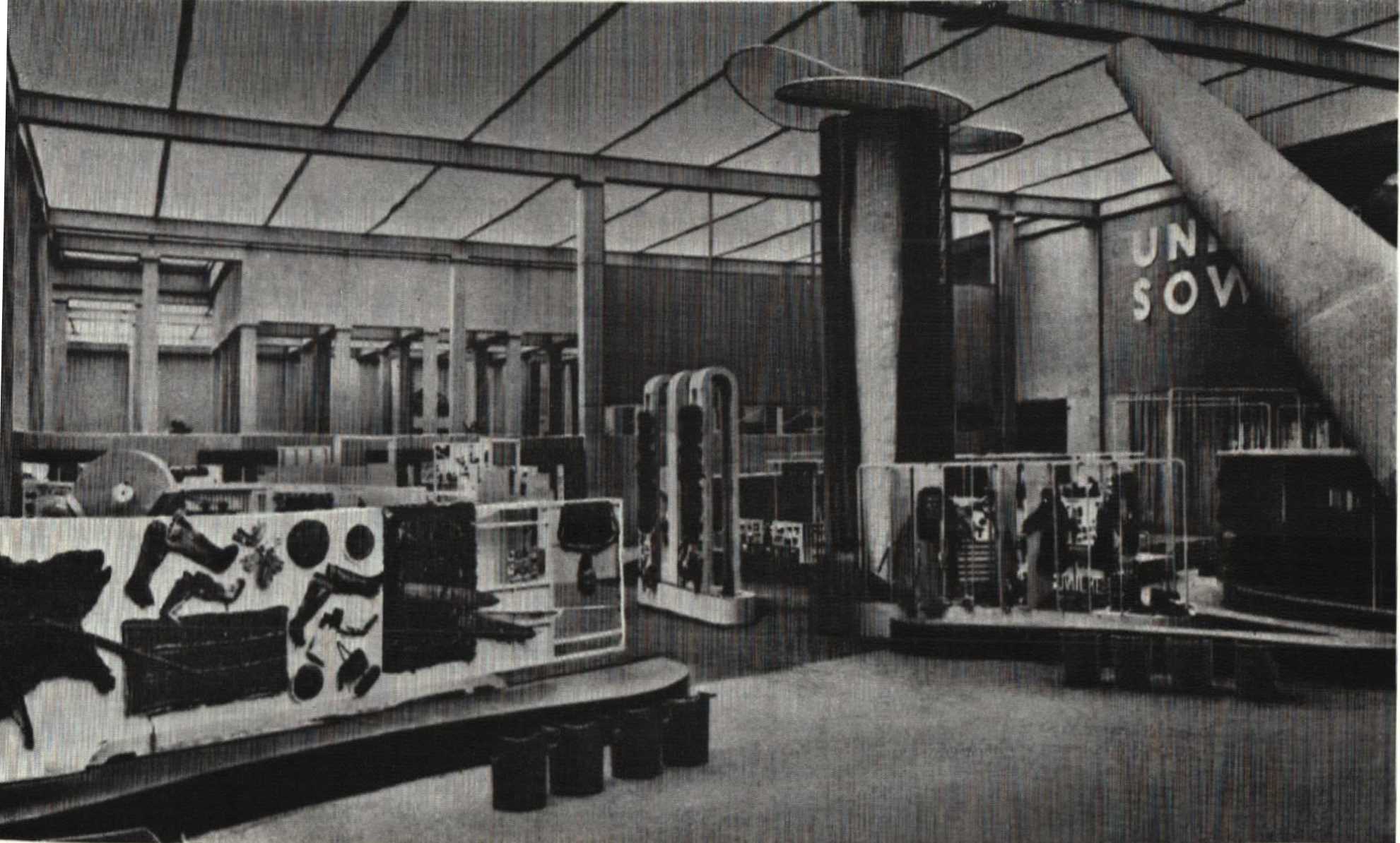 Л. Лисицкий. Часть экспозиции советского отдела на международной выставке Пушнина в Лейпциге. 1930