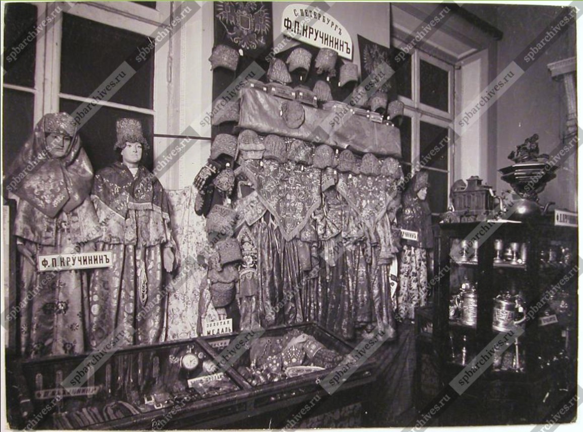 Ювелирные предметы и украшения Ф.П. Кручинина с сыновьями на Первой международной выставке исторических и современных костюмов в Таврическом дворце